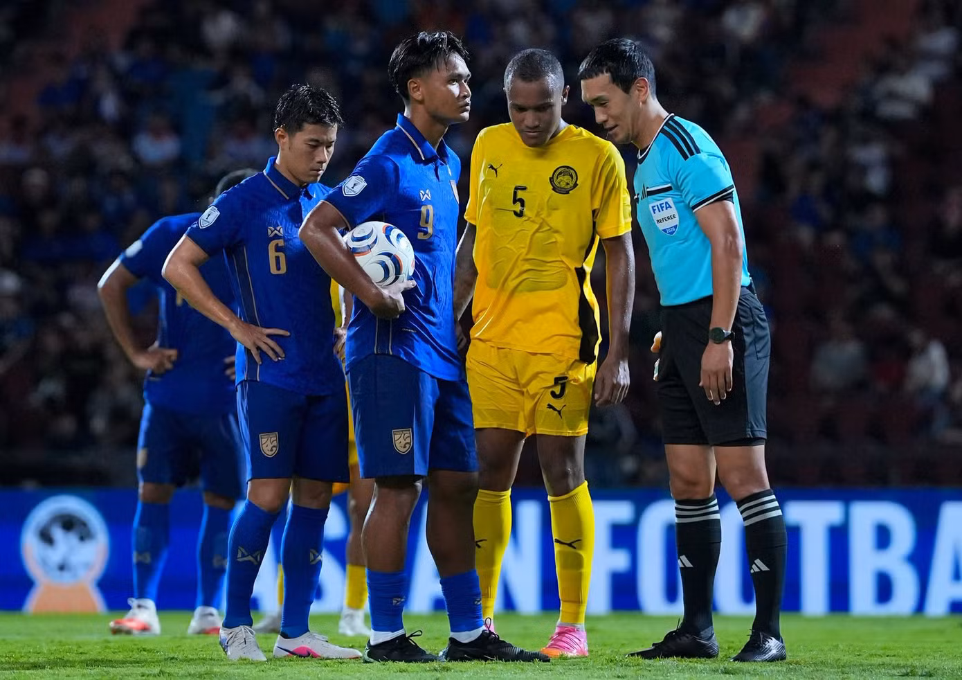 Thái Lan phải giảm giá vé để kéo NHM đến xem bán kết ASEAN Cup: 'Vì tình yêu giảm sút hay vì kinh tế sa sút?' - 3
