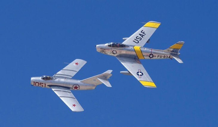 Tiêm kích F-86 Sabre và MiG-15 bay cạnh nhau. (Ảnh: Shutterstock)