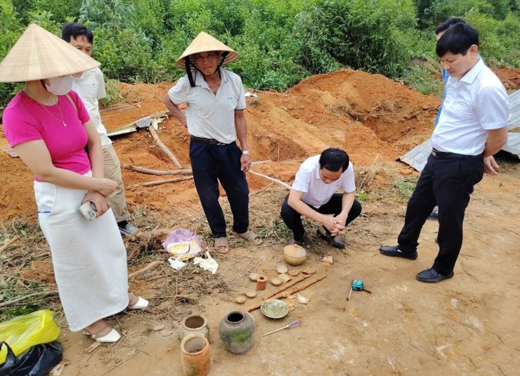 Một số hiện vật khác được phát hiện trong quá trình khai quật. Ảnh: Hùng Lê