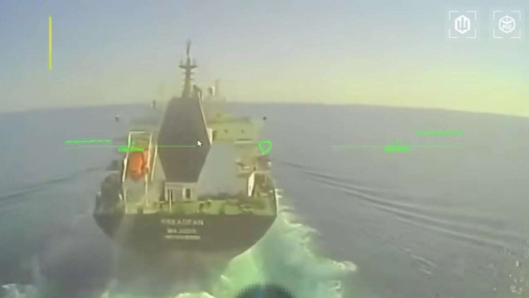 Một tàu chiến thuộc hạm đội bóng tối của Nga bị máy bay không người lái của Ukraine tấn công. Hình ảnh trích từ video của Lực lượng Hệ thống Không người lái Ukraine.