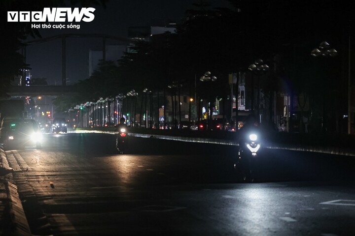 Khi trời tối hẳn, cả đoạn đường dài chìm trong bóng đêm, trong khi lượng xe qua đây vẫn khá đông.