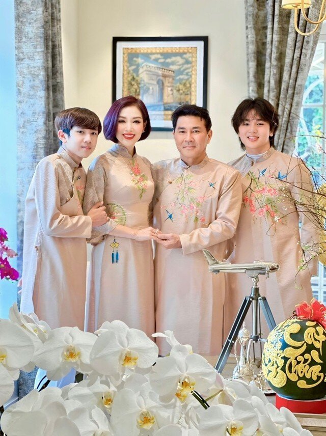 Không chỉ thành công, Thu Hương còn có cuộc sống hôn nhân viên mãn cùng doanh nhân Nguyễn Hoài Nam. Sau khi kết hôn, Thu Hương dần rút lui khỏi ánh đèn sân khấu, toàn tâm toàn ý lo cho tổ ấm và công việc hỗ trợ chồng. Cả hai cùng nhau gây dựng sự nghiệp, tạo dựng mối quan hệ xã hội vững chắc và nuôi dạy con cái khôn lớn. VTC News&nbsp;đưa tin.
