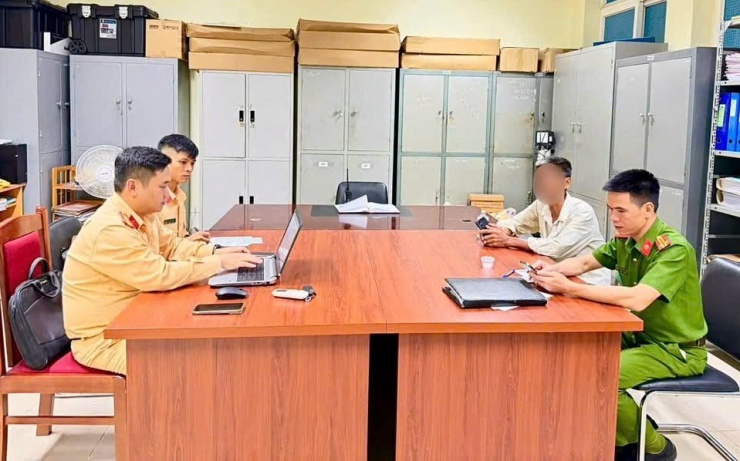 Tài xế Trần Minh B. làm việc với cơ quan chức năng. Ảnh: CACC