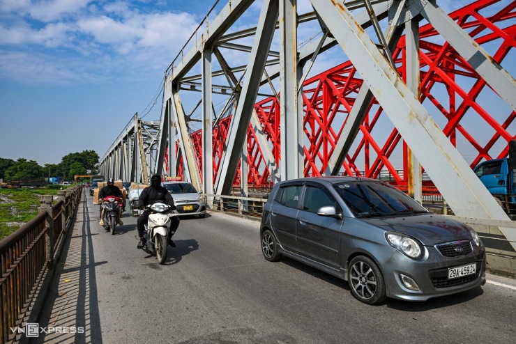 Người Pháp thiết kế cầu Đuống gồm 5 nhịp, 2 mố và 5 trụ. Trụ chính đỡ nhịp giữa cầu có thể xoay được, giúp tàu bè qua lại. Trong chiến tranh, cầu hư hỏng nặng, chỉ còn lại những mố cầu ở hai đầu. Sau đó, cầu được xây lại ở vị trí cũ và thông xe vào năm 1981, không còn các trụ số 2, 4, chỉ còn 3 trụ để tạo thuận lợi cho tàu bè qua lại.