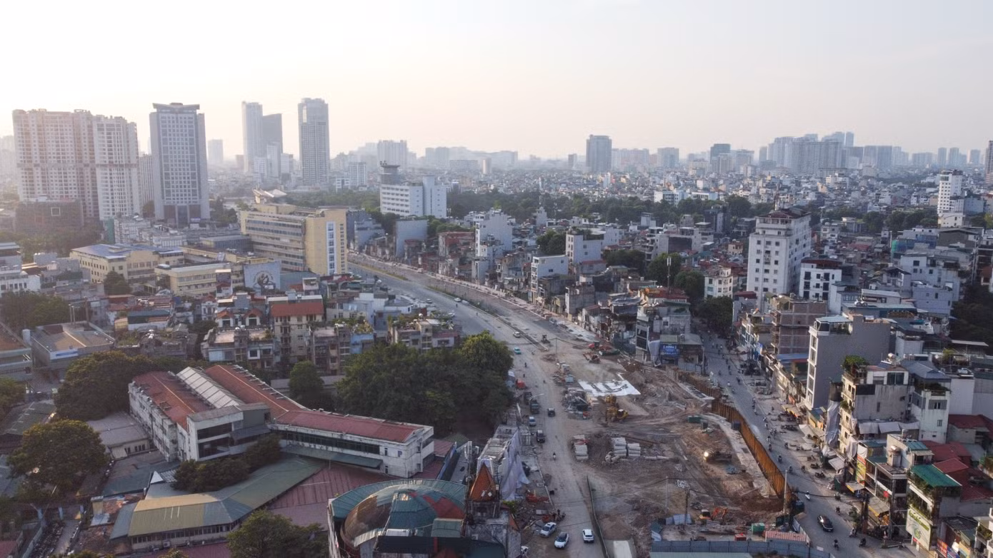 Trong đó, khoảng 750 m đoạn từ nút giao Nguyễn Chí Thanh đến phố Thành Công đã được rải thảm nhựa hơn một nửa bề rộng mặt đường, tạo tiền đề quan trọng để đẩy nhanh tiến độ các hạng mục còn lại.