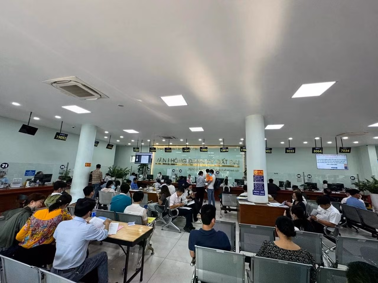 Tích hợp sổ đỏ trên VNeID, người dân không phải chờ đợi và đi lại nhiều lần khi làm thủ tục đất đai.