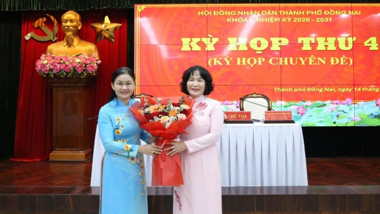 Phó Bí thư Thường trực Thành ủy, Chủ tịch HĐND thành phố Đồng Nai Tôn Ngọc Hạnh tặng hoa chúc mừng bà Nguyễn Thị Cát Tiên (phải)&nbsp;