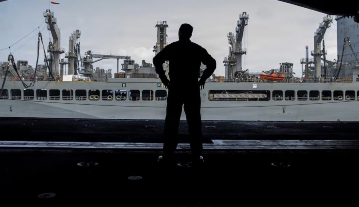 Thủy thủ trên tàu USS Abraham Lincoln quan sát hoạt động tiếp nhiên liệu trên biển. Ảnh: US Navy