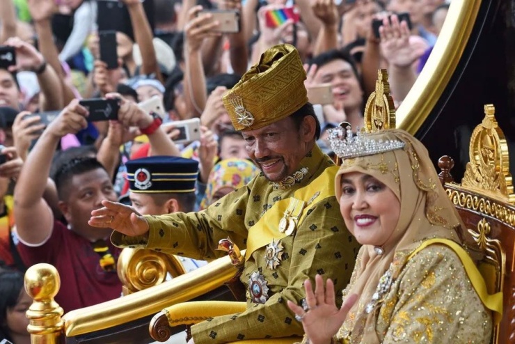 Quốc vương Hassanal Bolkiah và Hoàng hậu Saleha trên cỗ xe mạ vàng trong lễ rước nhân kỷ niệm 50 năm lên ngôi của ông, hồi 2017. Ảnh: Roshlan Rahman
