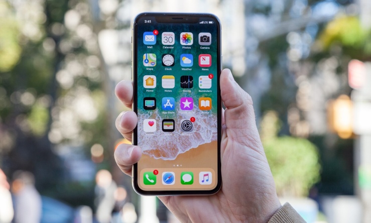 iPhone X với màn hình tràn viền, lần đầu có hệ thống Face ID. Ảnh: Tom's Guide