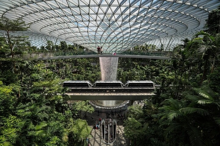 Là sân bay nổi tiếng nhất thế giới, Changi Singapore đã trở thành điểm đến riêng biệt. Điểm nổi bật của sân bay Changi là thác nước HSBC Rain Vortex cao khoảng 40 mét - thác nước trong nhà cao nhất thế giới. (Ảnh: AD)
