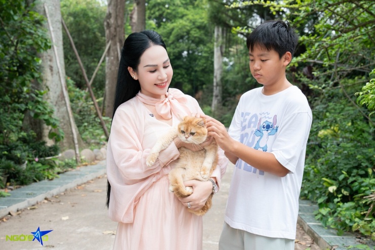 Video: Khánh Ly nuôi hàng trăm mèo Anh lông ngắn trong nhà vườn 25.000 m2