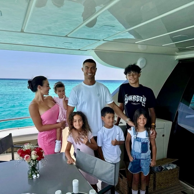 Ronaldo, Georgina bên các con. Ảnh: Instagram