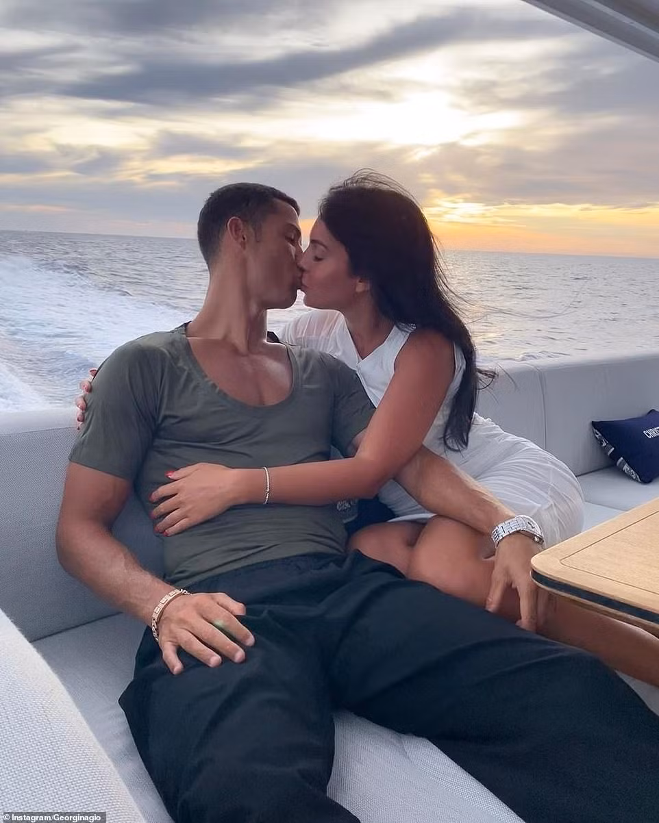 Hôn lễ của Ronaldo chỉ có 5 người con và vài người thân của Georgina.