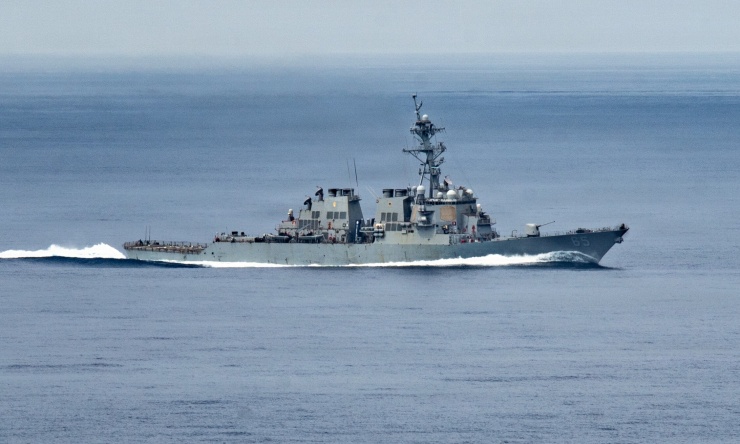 Khu trục hạm USS Benfold hoạt động trên Biển Đông ngày 23/7. Ảnh:US Navy