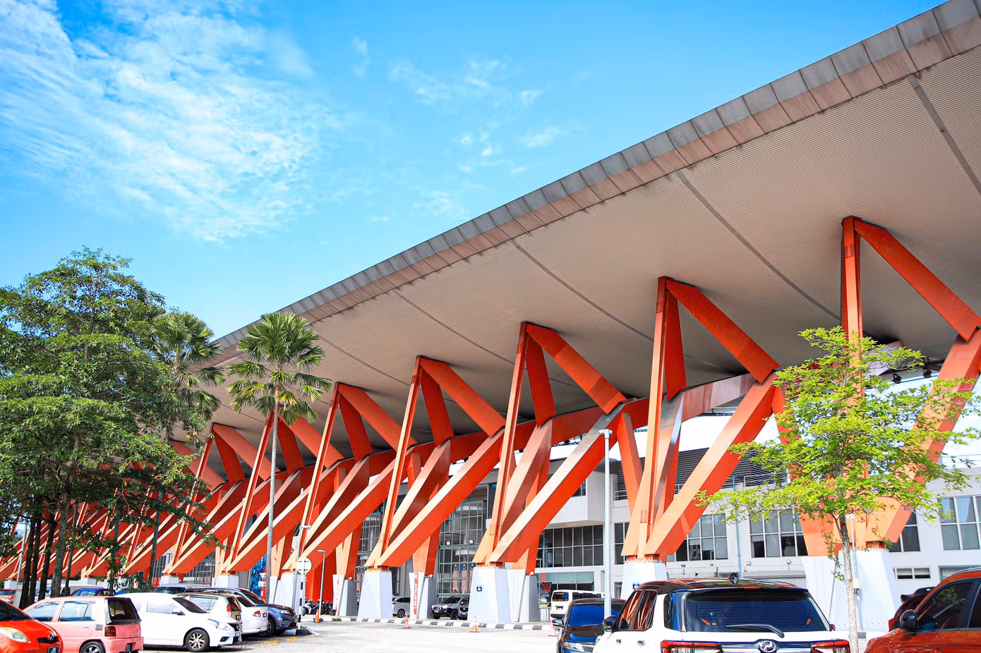 Với sức chứa 18.000 chỗ ngồi, Kuala Lumpur khá nhỏ. Một ngày trước trận đấu, khu vực xung quanh sân khá im ắng.