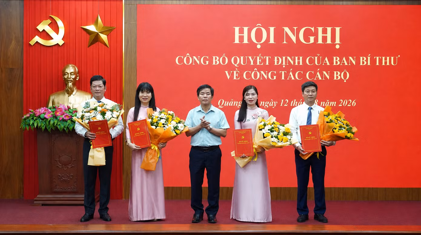 Bí thư Tỉnh ủy Nguyễn Văn Phương trao quyết định và tặng hoa chúc mừng các cán bộ.