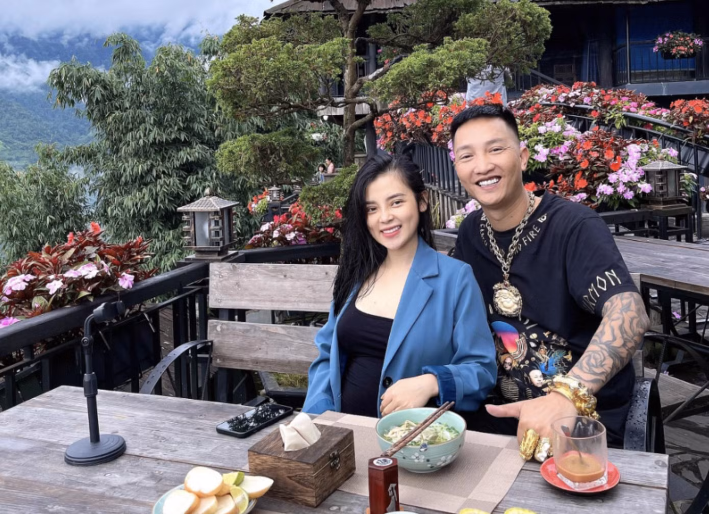 Phạm Thị Ngọc Linh vẫn nhận nhiều ý kiến trái chiều từ cộng đồng mạng với hình ảnh cuộc sống xa hoa, thường xuyên phô trương tài sản. Ảnh: FB