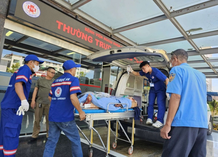Một trong số các trường hợp bị thương nặng được chuyển sang bệnh viện Hữu nghị đa khoa Nghệ An điều trị. Ảnh: N.T