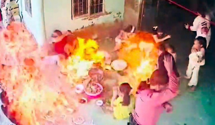 Thời điểm bếp gas phát nổ. Ảnh: Chụp lại video