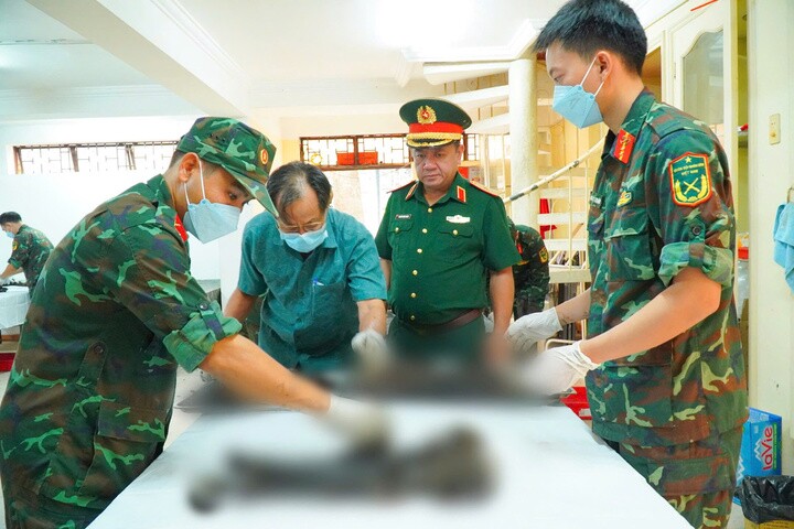 Các lực lượng đã phát hiện, quy tập 351 bộ hài cốt liệt sĩ tại Công viên Lê Thị Riêng.