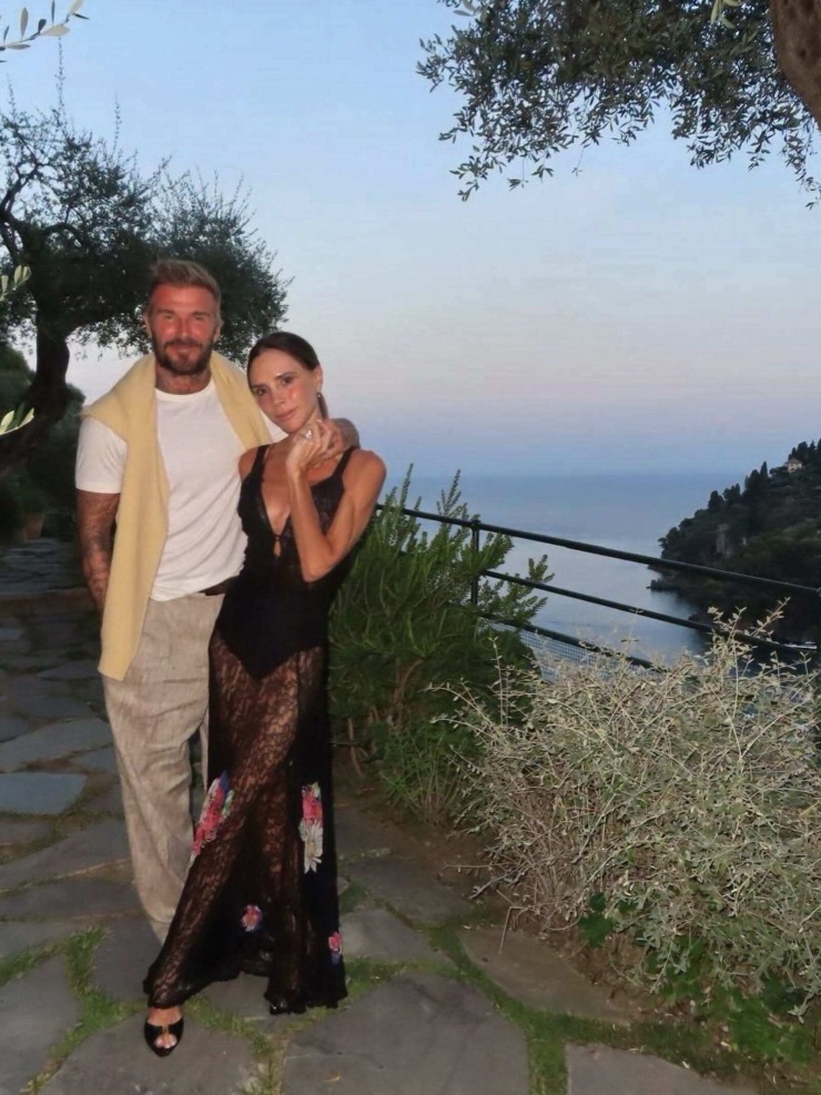 Victoria Beckham diện đầm xuyên thấu, tình tứ bên chồng nơi hai người hẹn hò cách đây 29 năm. Ảnh: Facebook David Beckham