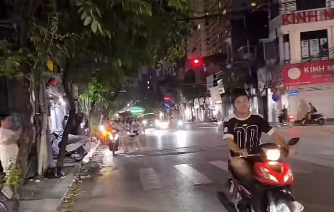 Đèn tín hiệu hiển thị màu đỏ trong thời gian dài.