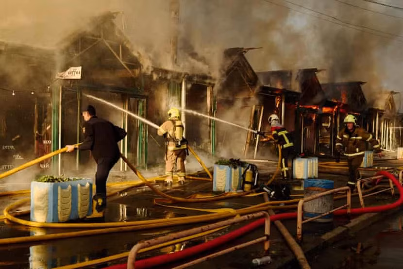 Vụ hỏa hoạn do các cuộc tấn công gây ra tại chợ sách Petrovka ở quận Obolonskyi, Kiev, Ukraine