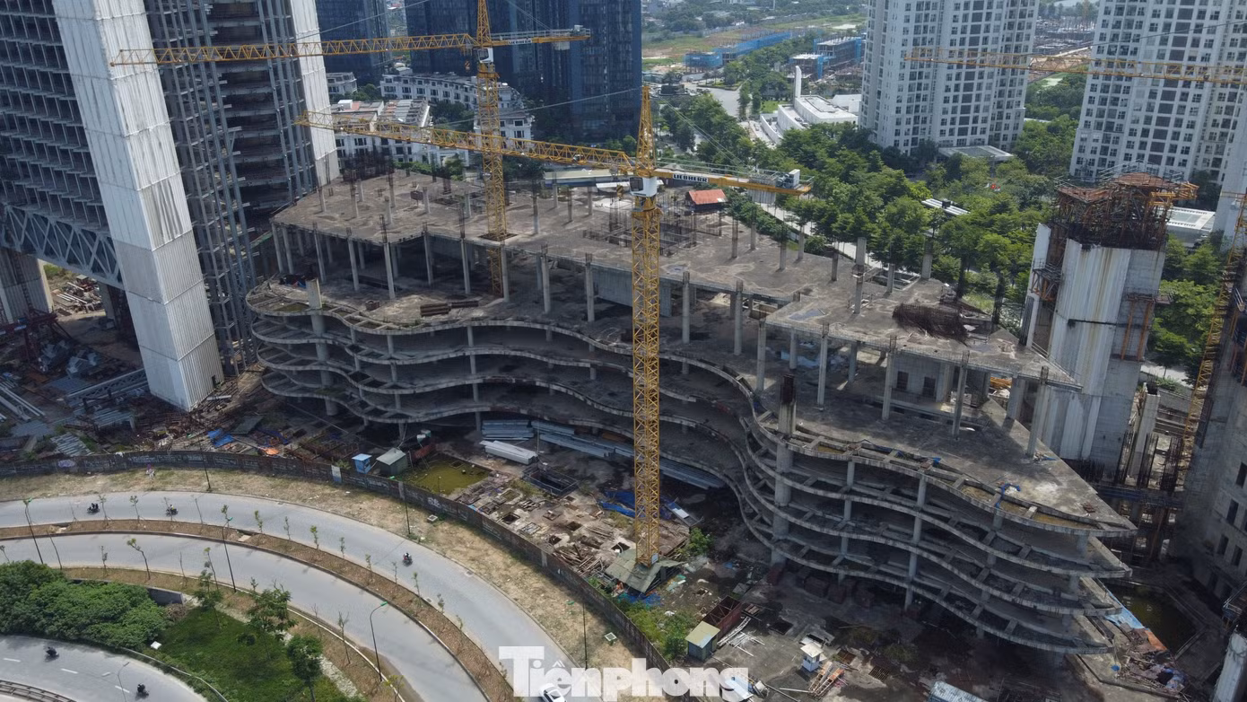 Dự án VietinBank Tower toạ lạc tại lô đất TM1 khu đô thị Ciputra, rộng gần 30.000 m2 với thiết kế hai tháp cao 48 và 68 tầng.