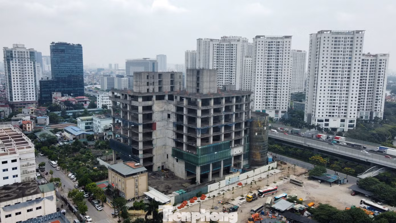 Cách dự án VietinBank Tower không xa là dự án Habico Tower - nằm trên đường Phạm Văn Đồng (Hà Nội). Dự án được thực hiện từ năm 2008 do Công ty cổ phần Hải Bình (Habico) làm chủ đầu tư trên khu đất gần 4.500m2 cùng vốn đầu tư khoảng 220 triệu USD (hơn 5.000 tỷ đồng).