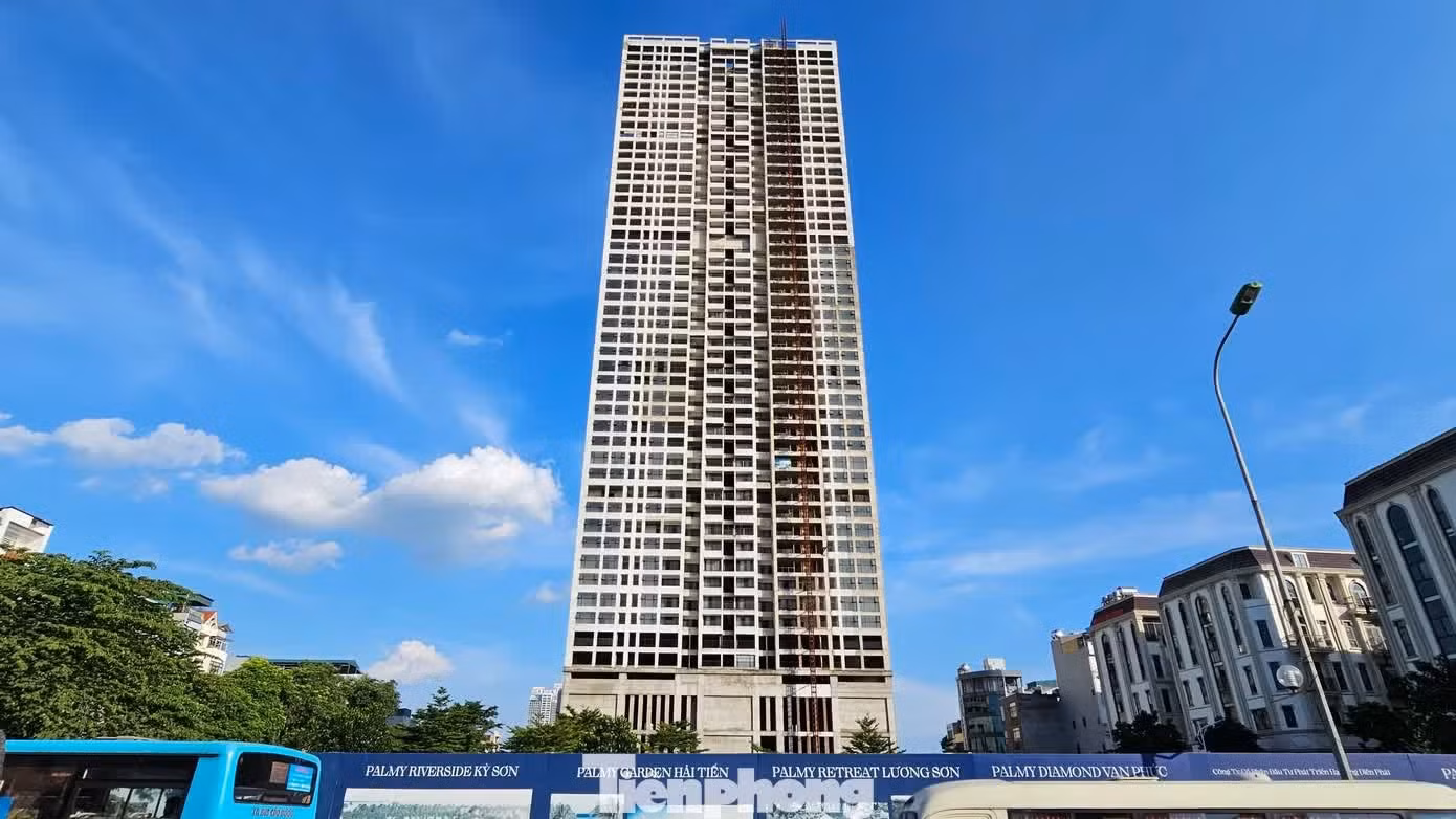 Một dự án khác cũng nằm “trơ gan cùng tuế nguyệt” suốt nhiều năm qua là Landmark 51 - Tòa nhà hỗn hợp đa năng và chung cư cao cấp Vinafor, tại số 55 Vạn Phúc (phường Hà Đông, Hà Nội). Dự án này có tổng vốn đầu tư gần 1.000 tỷ đồng, do liên danh Tổng công ty Lâm nghiệp Việt Nam (Vinafor) và Công ty Cổ phần Sông Đà 1.01 làm chủ đầu tư.