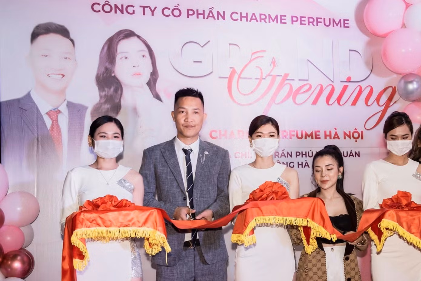 Huấn Hoa Hồng và vợ xuất hiện ở nhiều sự kiện, livestream tại cửa hàng nước hoa của thương hiệu Charme. Đến nay, cửa hàng đã ngưng hoạt động. Ảnh tư liệu.