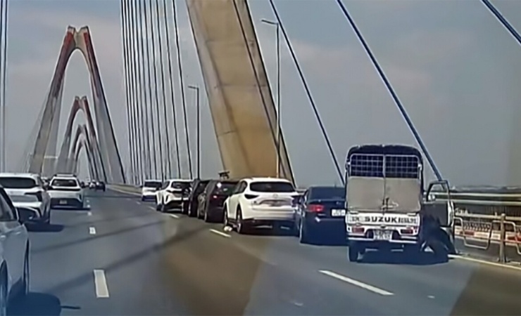 Hiện trường vụ tai nạn liên hoàn trên cầu Nhật Tân