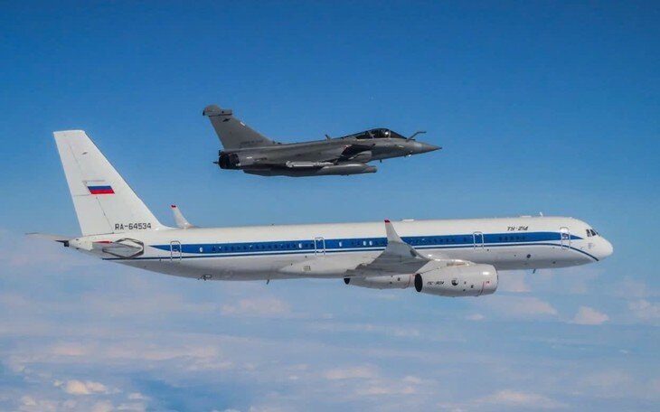 Tiêm kích Rafale Pháp áp sát máy bay Tu-214 Nga trên biển Baltic. (Ảnh: FASF)