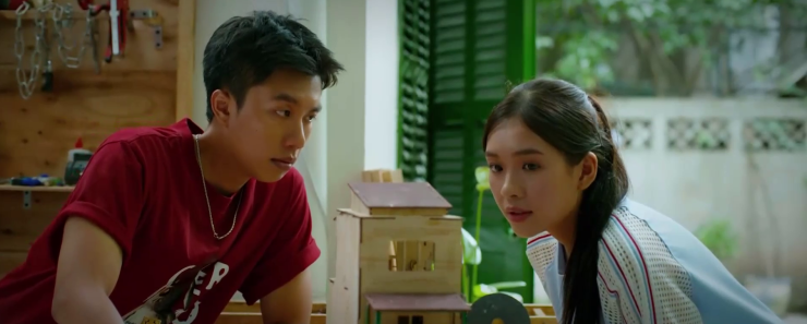 Khánh tặng Phương mô hình ngôi nhà mơ ước của gia đình Phương. Ảnh VTV