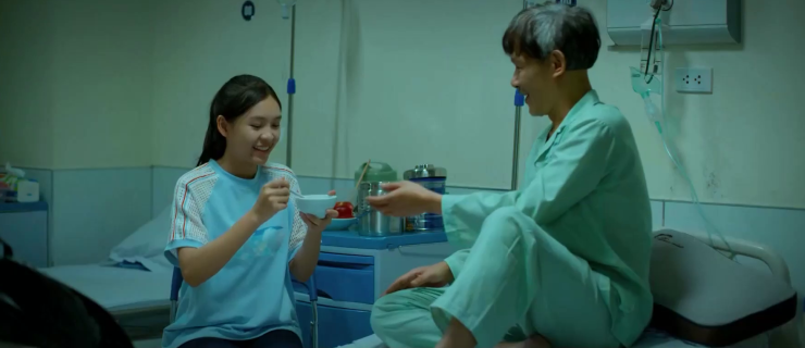 Phương nhận được sự động viên rất lớn từ bố. Ảnh VTV
