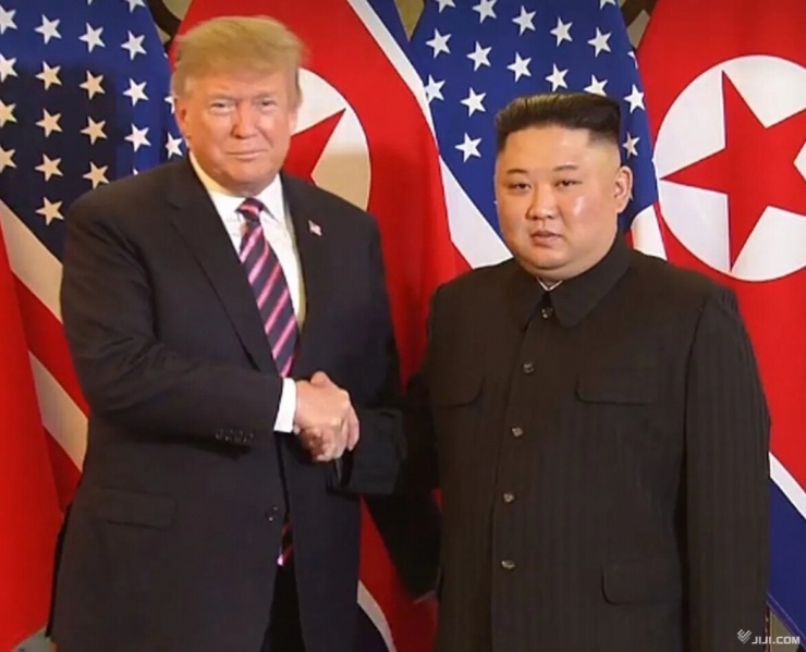 Tổng thống Mỹ Donald Trump và nhà lãnh đạo Triều Tiên Kim Jong Un trong cuộc gặp hồi tháng 2/2019 tại Hà Nội. Ảnh: Jiji Press