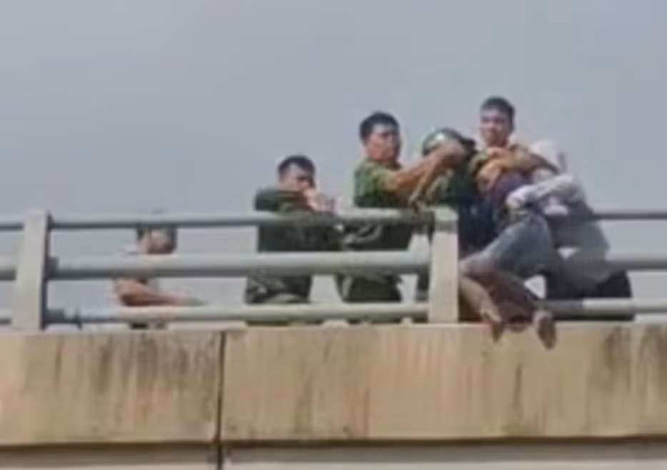 Hình ảnh các lực lượng giải cứu người đàn ông. Ảnh cắt từ video.