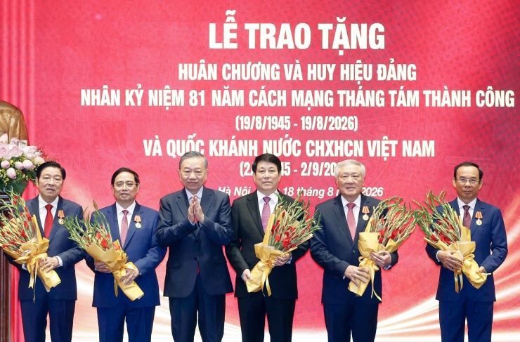 Tổng Bí thư, Chủ tịch nước Tô Lâm trao tặng Huân chương Hồ Chí Minh cho các nguyên lãnh đạo Đảng, Nhà nước. Ảnh: TTXVN