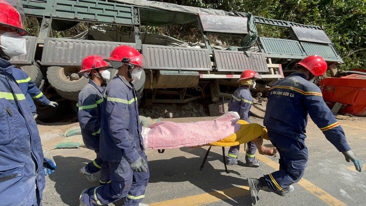 Công an Sơn La giải cứu nạn nhân bị kẹt dưới trục bánh xe đầu kéo. Ảnh: Bộ Công an.