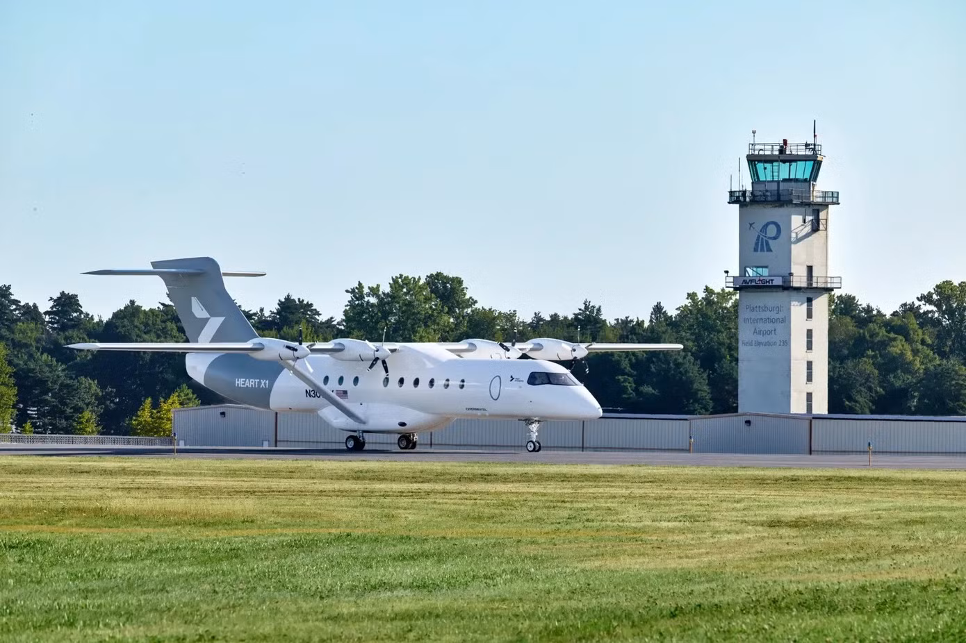 Máy bay trình diễn X1 của Heart Aerospace đang lăn bánh qua đài kiểm soát không lưu tại sân bay Quốc tế Plattsburgh ở New York. Ảnh: Heart Aerospace.