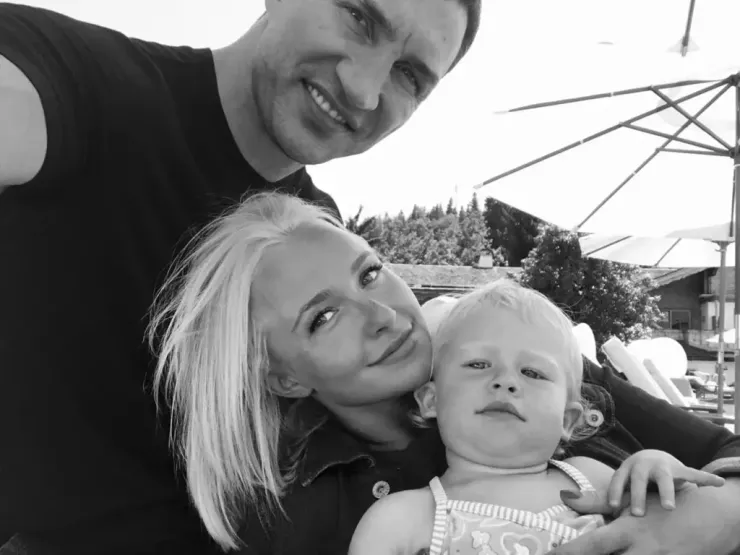 Nữ diễn viên bên vị hôn phu Wladimir Klitschko và con gái. Ảnh: Instagram