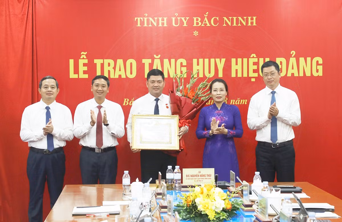 Thường trực Tỉnh ủy Bắc Ninh tặng hoa chúc mừng đồng chí Nguyễn Hồng Thái.