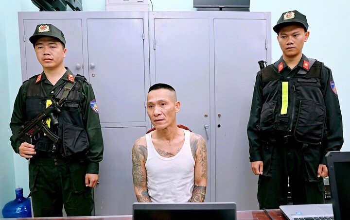 Nguyễn Văn Thùy (biệt danh “Tế Điên Nam Định”) tại cơ quan công an. (Ảnh: Công an tỉnh Ninh Bình)
