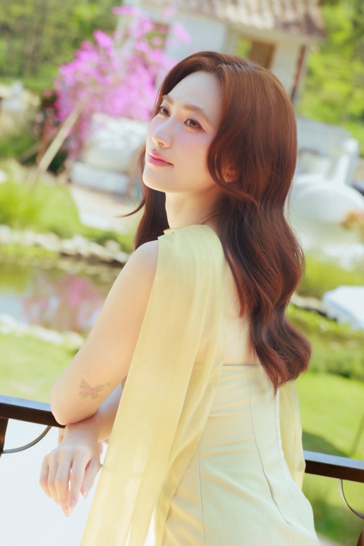 Phương Anh Đào vướng tin đồn hẹn hò với Tuấn Trần sau phim "Mai" nhưng cả hai chưa từng lên tiếng về mối quan hệ này. 