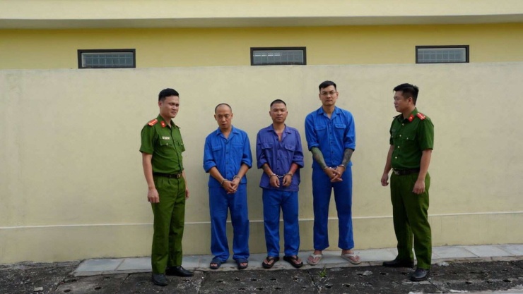 Các bị can Vua Quạt, Khánh Sky, Hồ Văn Khoa (từ trái qua). Ảnh: CABN.