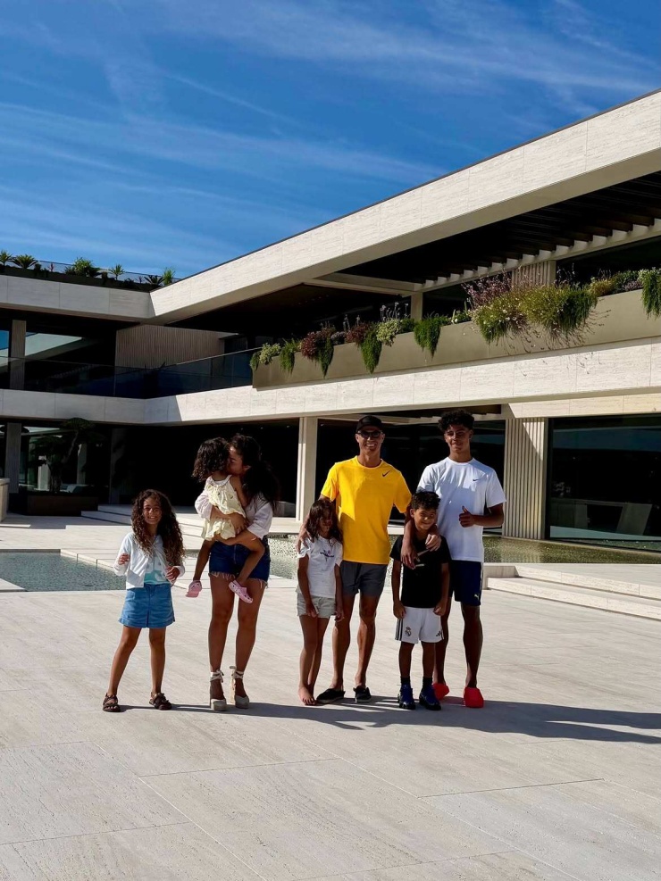 Căn nhà nằm tại Quinta da Marinha, một trong những khu vực nghỉ dưỡng cao cấp ở Cascais. Bất động sản được định giá khoảng 60 triệu euro (gần 70 triệu USD), rộng 5.000 m2 và có ba tầng.
