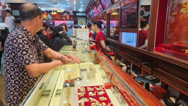 Giá vàng thế giới "áp sát" trong nước, nhà đầu tư có nên "bắt đáy"? - 2