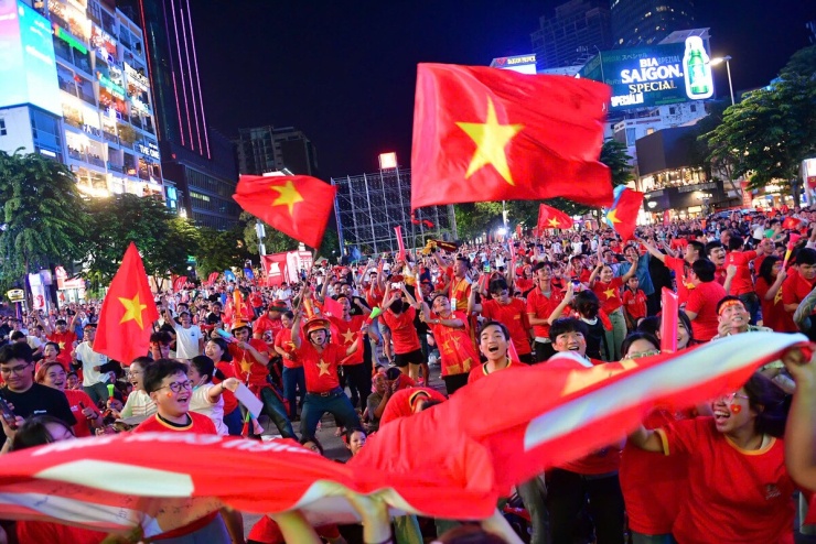 Người hâm mộ hò reo ăn mừng khi Xuân Son ghi cú đúp.