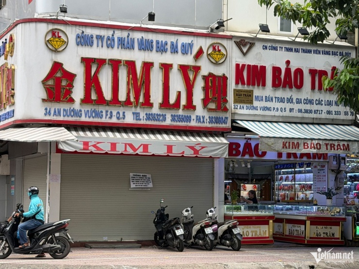 Nhiều cửa hàng như Kim Lý, Ngọc Tâm, Kim Khiết... vẫn đóng cửa. Ảnh: Thu Hà